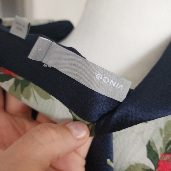 Vince 100% Silk Blue Floral Button Up Collar Shirt Sz. S - Picture 7 of 10